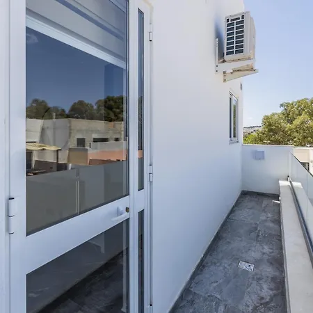 1 Bedroom Penthouse Retreat For Couples & Families With Large Rooftop Terrace And Pool ペンブローク