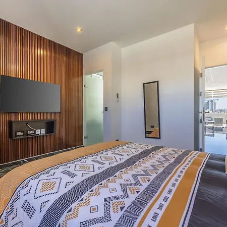 1 Bedroom Penthouse Retreat For Couples & Families With Large Rooftop Terrace And Pool