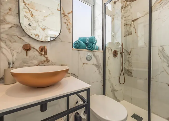 1 Bedroom Penthouse Retreat For Couples & Families With Large Rooftop Terrace And Pool Appartamento Pembroke