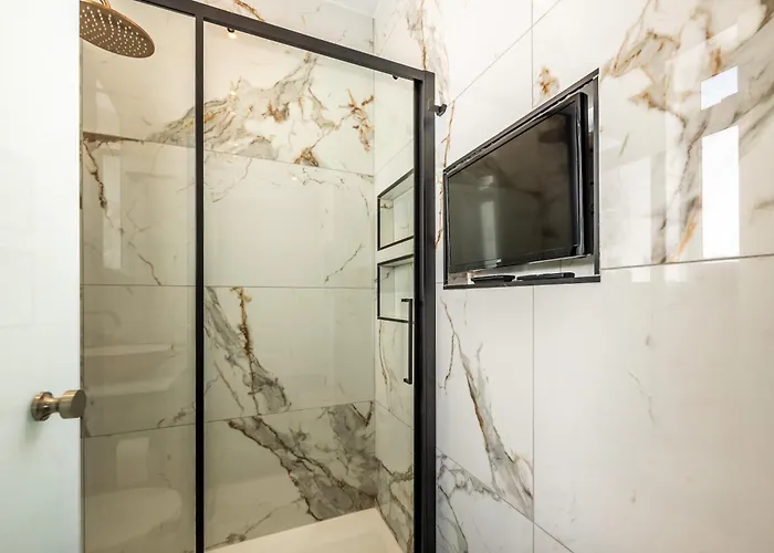 1 Bedroom Penthouse Retreat For Couples & Families With Large Rooftop Terrace And Pool