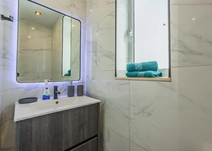 Appartamento 1 Bedroom Penthouse Retreat For Couples & Families With Large Rooftop Terrace And Pool *