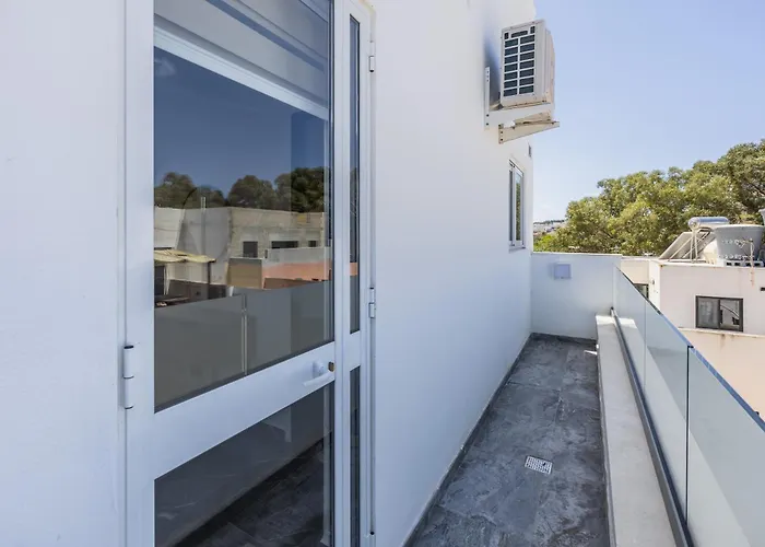 1 Bedroom Penthouse Retreat For Couples & Families With Large Rooftop Terrace And Pool Pembroke