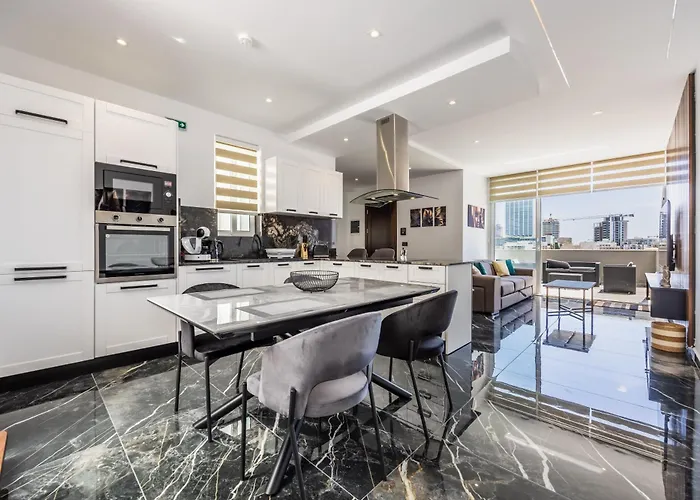 Appartamento 1 Bedroom Penthouse Retreat For Couples & Families With Large Rooftop Terrace And Pool