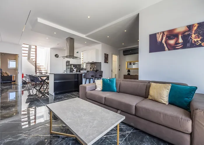 1 Bedroom Penthouse Retreat For Couples & Families With Large Rooftop Terrace And Pool Appartamento *