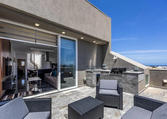 1 Bedroom Penthouse Retreat For Couples & Families With Large Rooftop Terrace And Pool