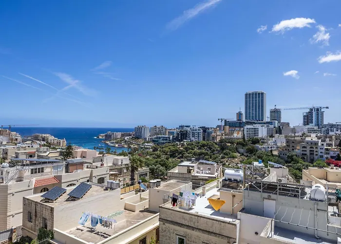 1 Bedroom Penthouse Retreat For Couples & Families With Large Rooftop Terrace And Pool *