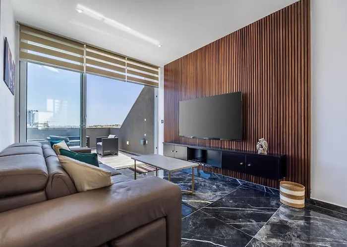 1 Bedroom Penthouse Retreat For Couples & Families With Large Rooftop Terrace And Pool Pembroke