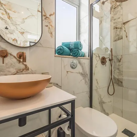 1 Bedroom Penthouse Retreat For Couples & Families With Large Rooftop Terrace And Pool דירה פמברוק