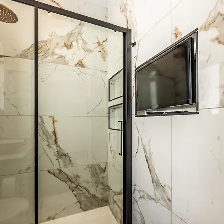 1 Bedroom Penthouse Retreat For Couples & Families With Large Rooftop Terrace And Pool