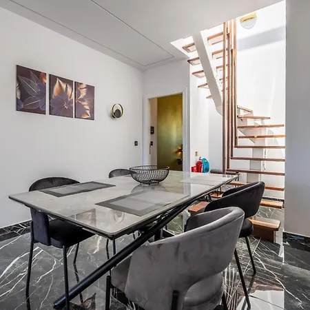 1 Bedroom Penthouse Retreat For Couples & Families With Large Rooftop Terrace And Pool Apartament