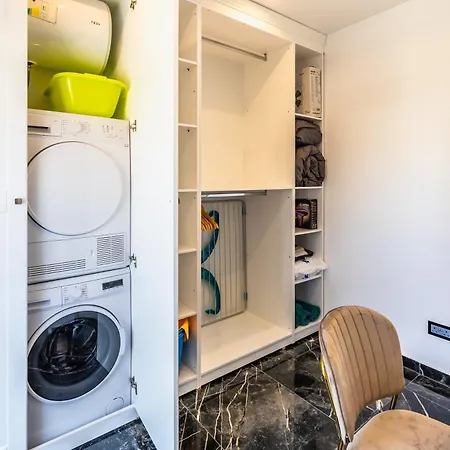 דירה 1 Bedroom Penthouse Retreat For Couples & Families With Large Rooftop Terrace And Pool