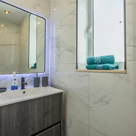 דירה 1 Bedroom Penthouse Retreat For Couples & Families With Large Rooftop Terrace And Pool *