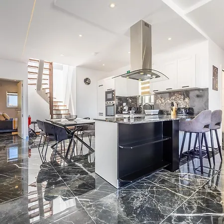 1 Bedroom Penthouse Retreat For Couples & Families With Large Rooftop Terrace And Pool * Pembroke