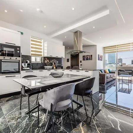 דירה 1 Bedroom Penthouse Retreat For Couples & Families With Large Rooftop Terrace And Pool