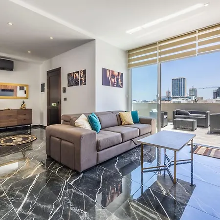 1 Bedroom Penthouse Retreat For Couples & Families With Large Rooftop Terrace And Pool דירה