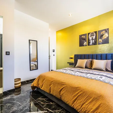 דירה 1 Bedroom Penthouse Retreat For Couples & Families With Large Rooftop Terrace And Pool פמברוק