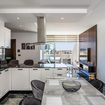 דירה 1 Bedroom Penthouse Retreat For Couples & Families With Large Rooftop Terrace And Pool