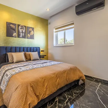 דירה 1 Bedroom Penthouse Retreat For Couples & Families With Large Rooftop Terrace And Pool פמברוק