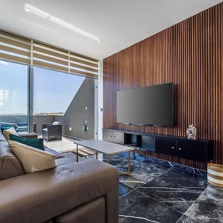 1 Bedroom Penthouse Retreat For Couples & Families With Large Rooftop Terrace And Pool פמברוק