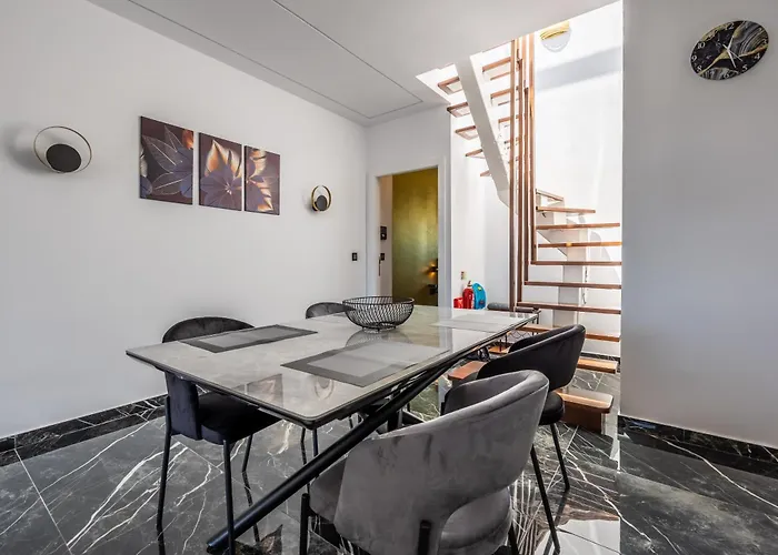 1 Bedroom Penthouse Retreat For Couples & Families With Large Rooftop Terrace And Pool Appartamento