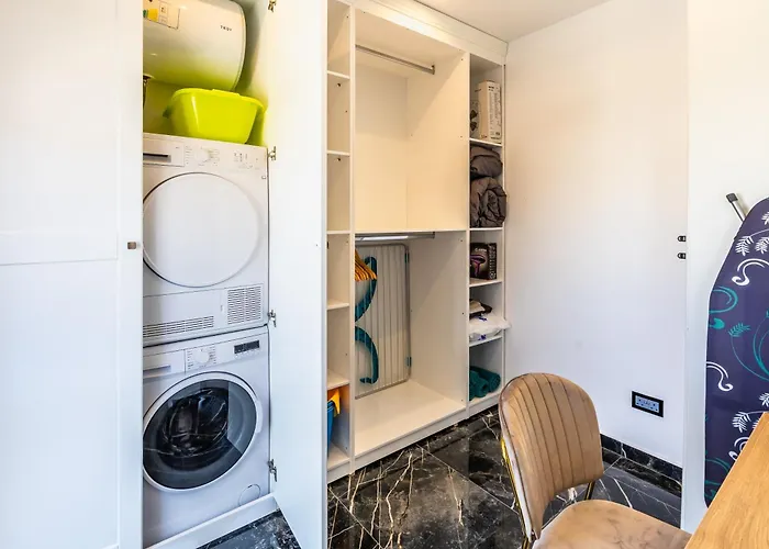 Appartamento 1 Bedroom Penthouse Retreat For Couples & Families With Large Rooftop Terrace And Pool