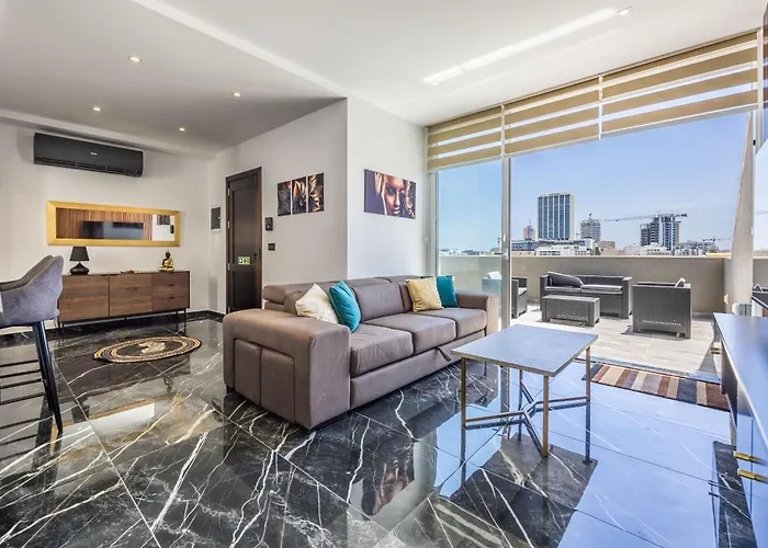 1 Bedroom Penthouse Retreat For Couples & Families With Large Rooftop Terrace And Pool Appartamento