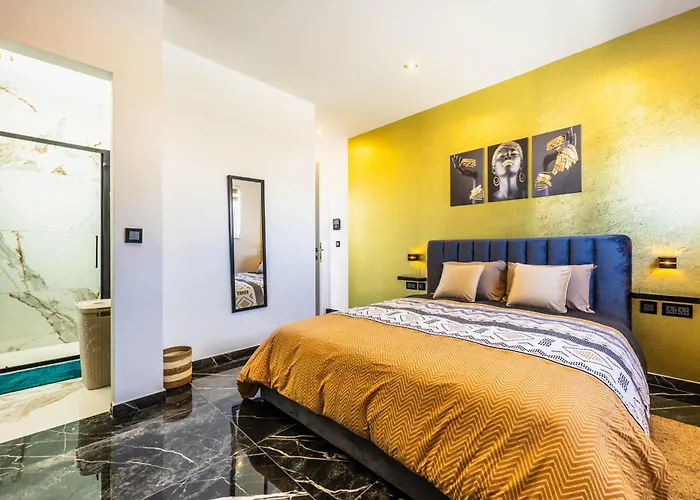 Appartamento 1 Bedroom Penthouse Retreat For Couples & Families With Large Rooftop Terrace And Pool Pembroke