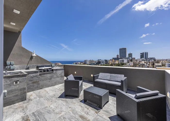 1 Bedroom Penthouse Retreat For Couples & Families With Large Rooftop Terrace And Pool Appartamento Pembroke