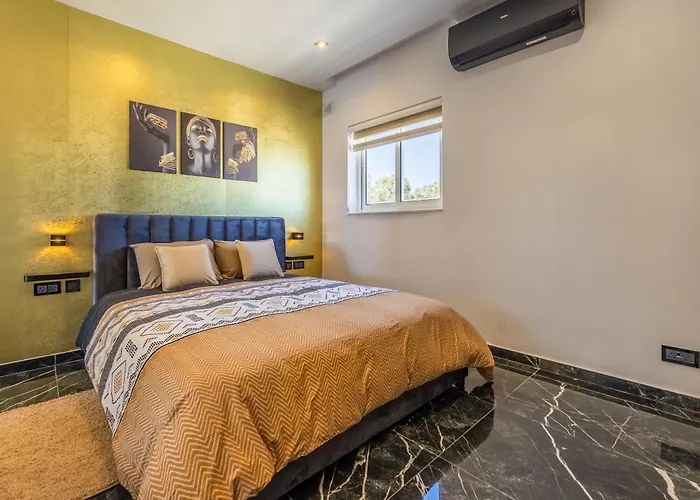 Appartamento 1 Bedroom Penthouse Retreat For Couples & Families With Large Rooftop Terrace And Pool Pembroke