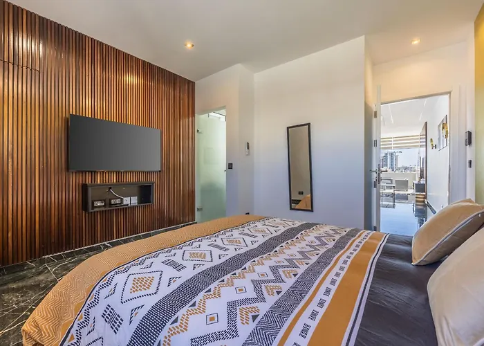 1 Bedroom Penthouse Retreat For Couples & Families With Large Rooftop Terrace And Pool